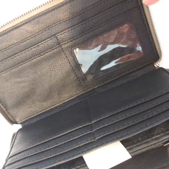 NWT STEVE MADDEN BZIPPY ZIP AROUND WALLET WRISTLET CASE - Picture 3 of 10